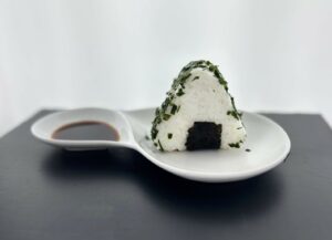 2 recettes d'onigiri : saumon avocat ou thon sésame